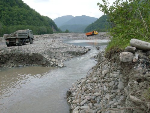 (2009.05.21) Незаконная добыча гравия в русле реки Шахе (г.Сочи)